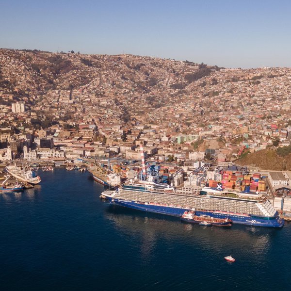Crucero Celebrity Eclipse arribó a Puerto Valparaíso con más de 6.200 visitantes