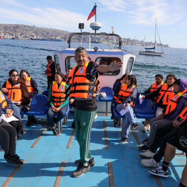 Guías turísticos del Muelle Prat se capacitan para contar Valparaíso desde el mar