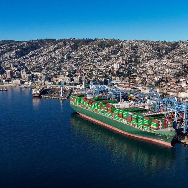 Puerto Valparaíso recibe a uno de los buques de mayor tamaño que han arribado al país